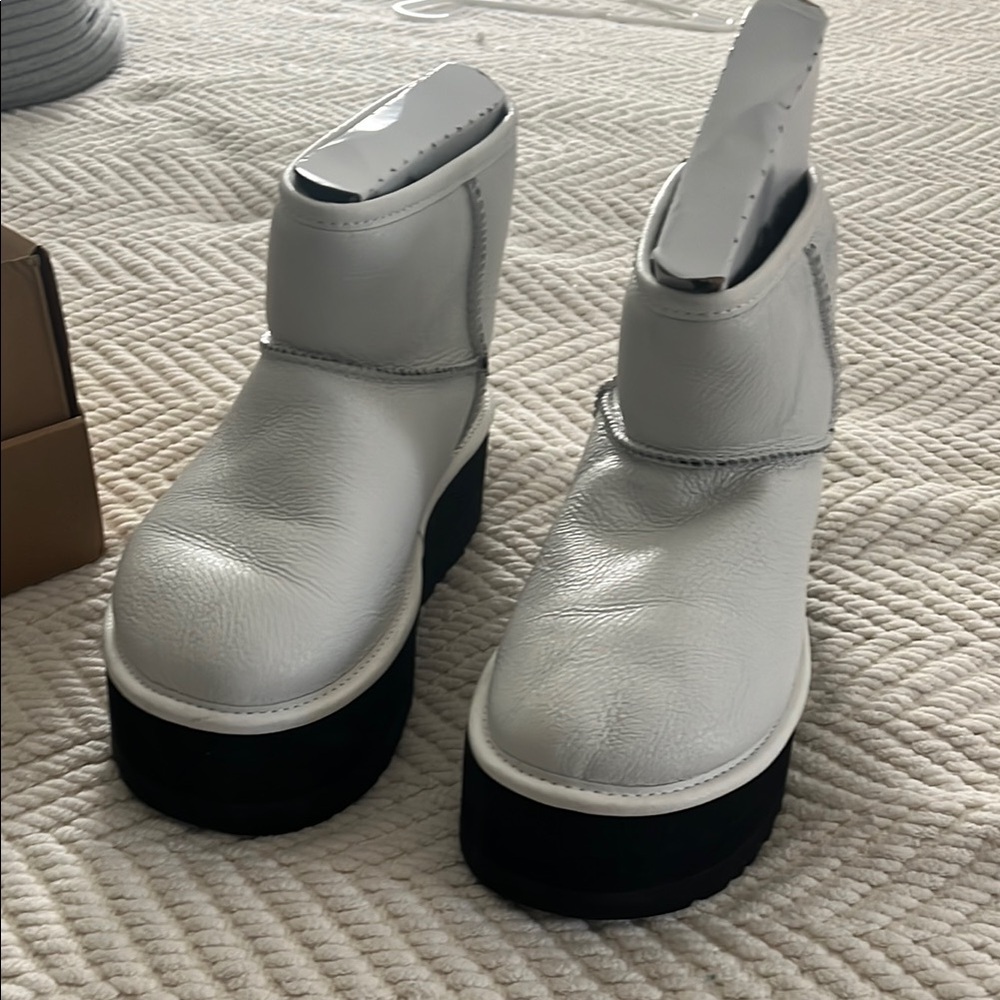 Women’s white UGG classic mini platform boots, never worn, size 7